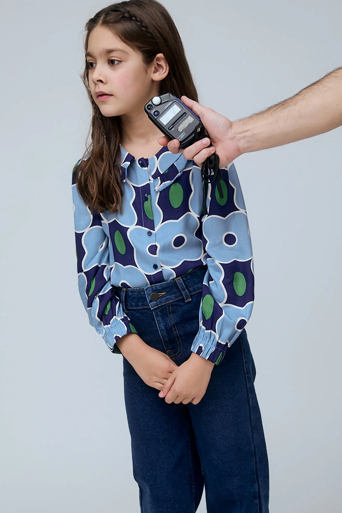 Camicia da bambina con collo a balze e stampa Inverness