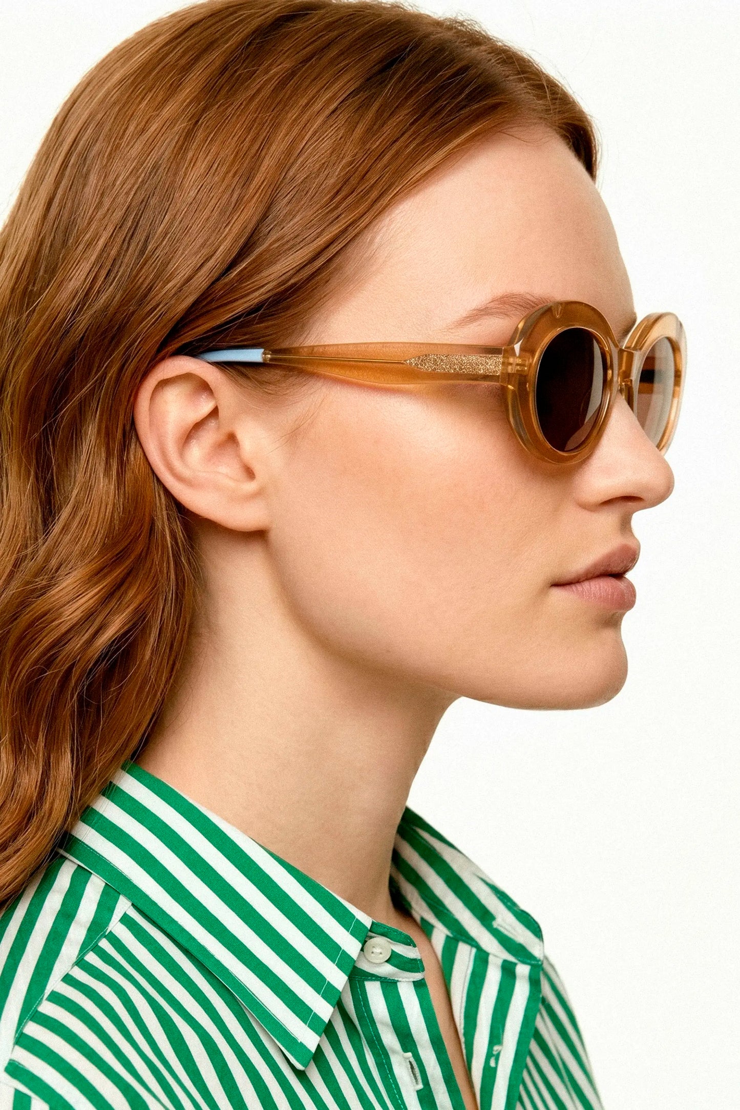 Gafas de sol ambar con punta patillas multicolor verde y azul claro