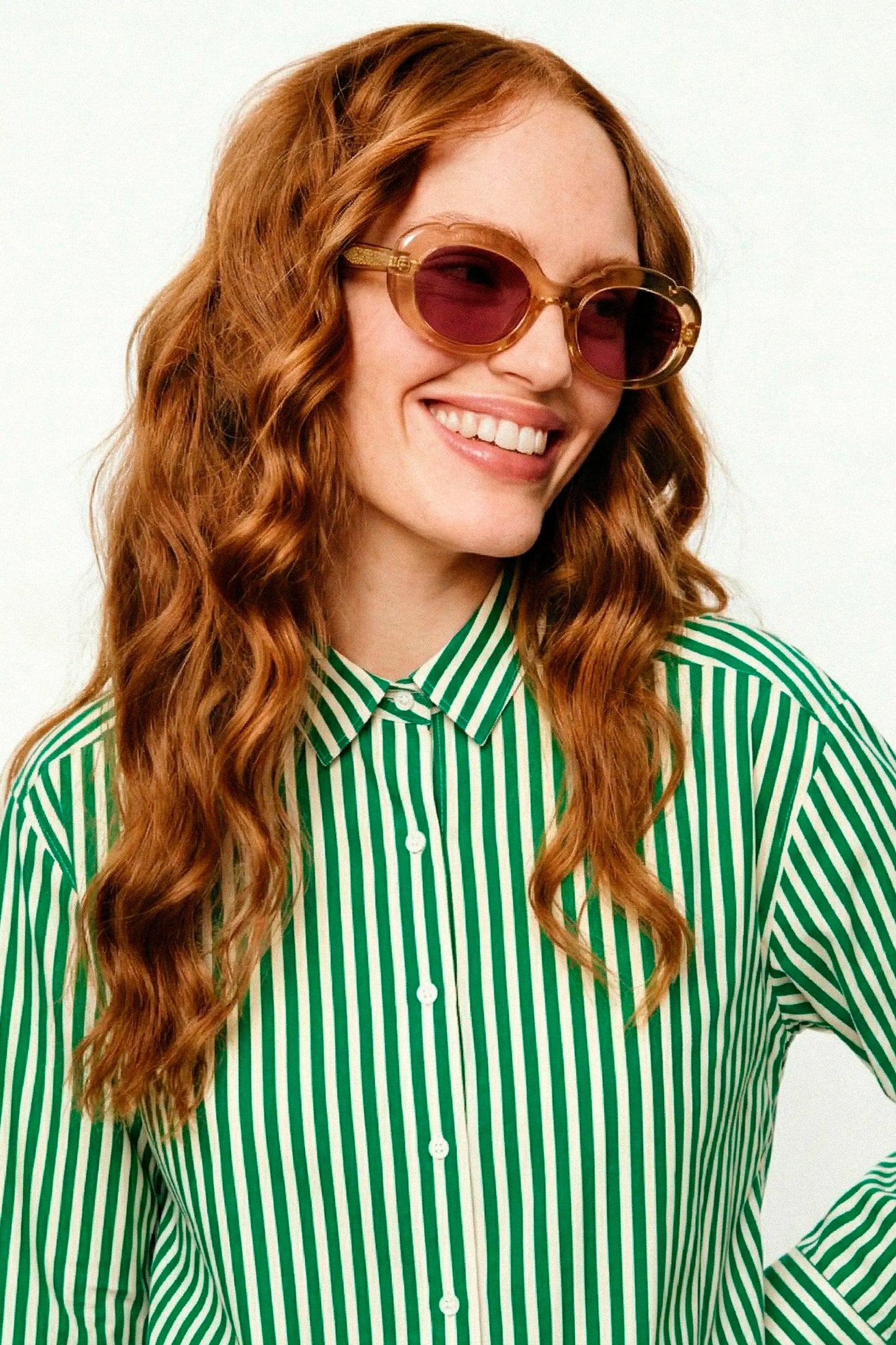 Gafas de sol ambar con punta patillas multicolor verde y azul claro